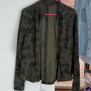 ⭐- Lululemon Athletica Savasana Camouflage Gator green Forme Jacket 🦄 Rare